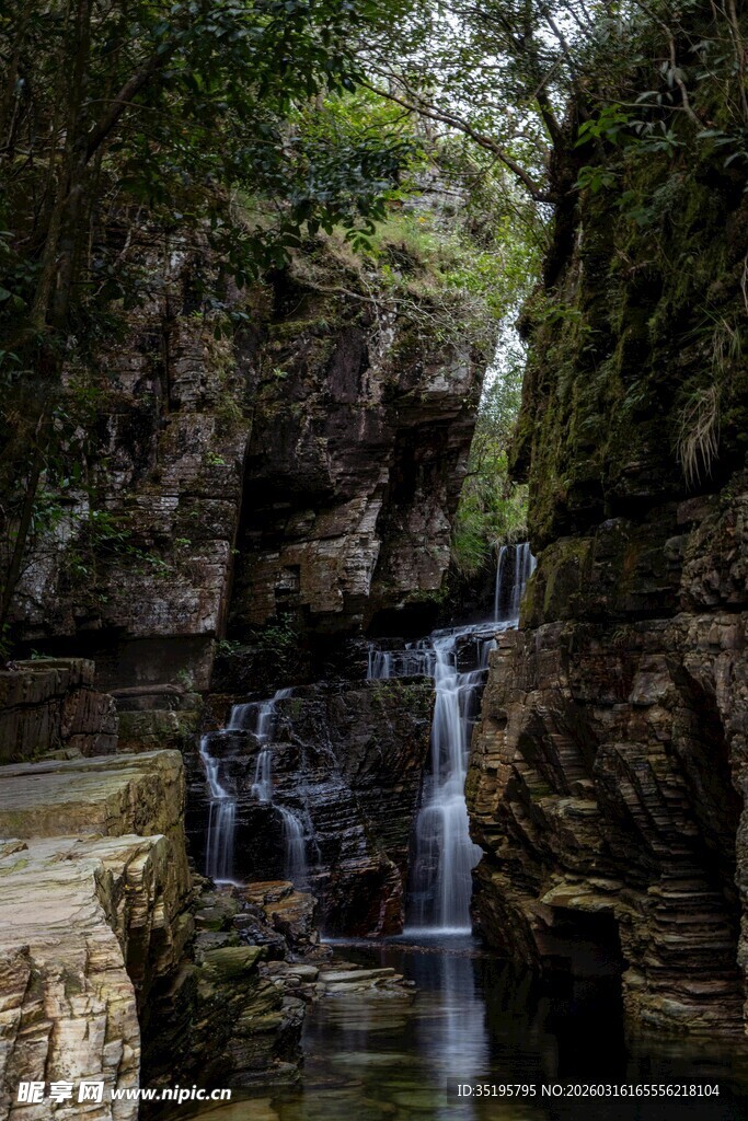 山间幽美小瀑布景观