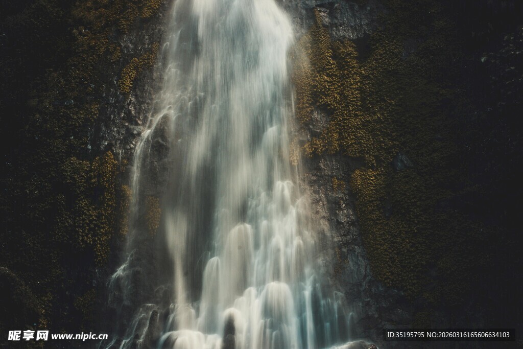 壮观瀑布倾泻而下