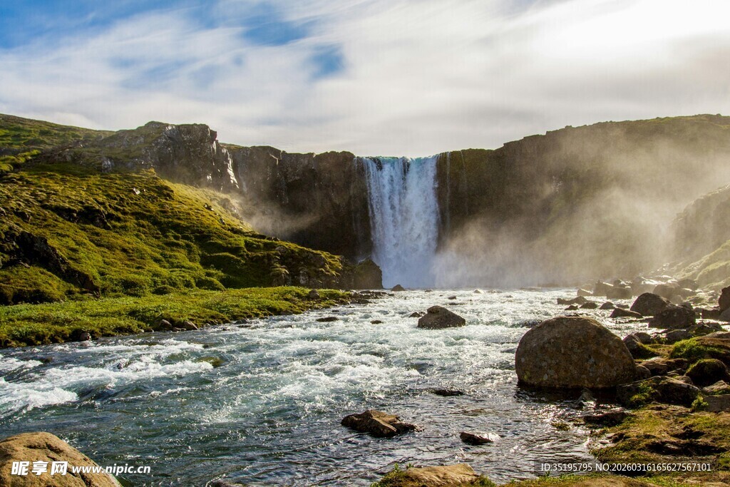 壮丽瀑布下的山水美景