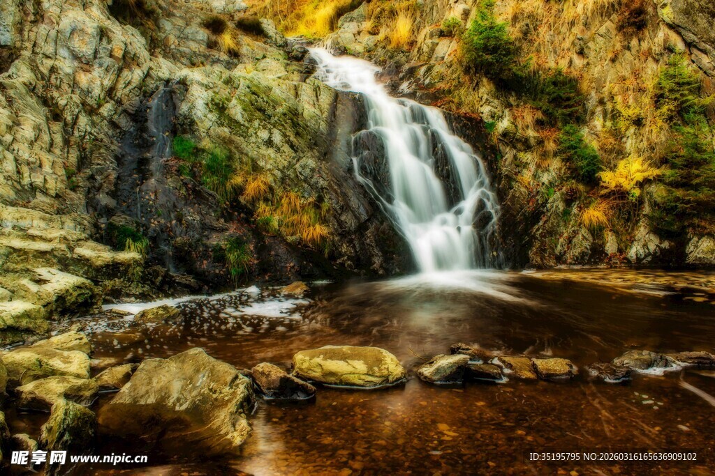 山间秋色瀑布景观