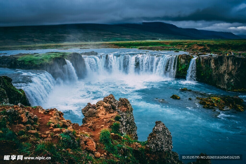 壮丽冰岛瀑布自然景观