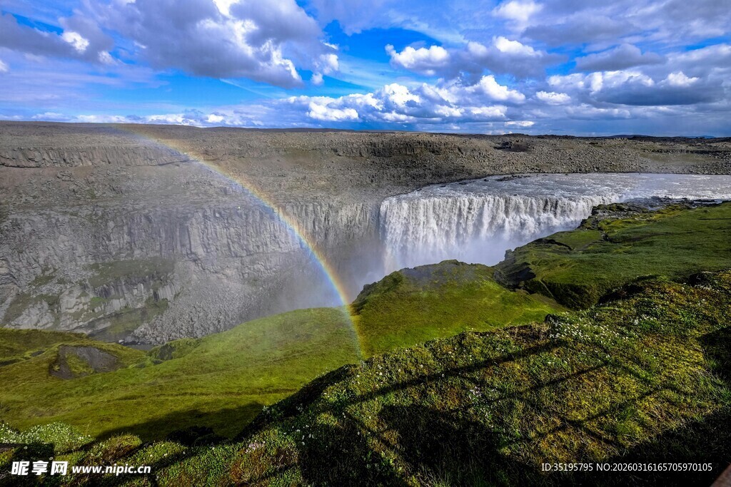 壮观瀑布上空的绚丽彩虹