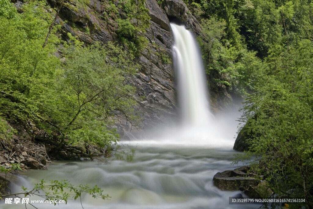 山间瀑布下的清幽溪流