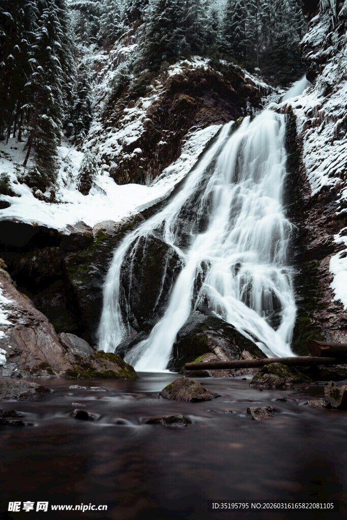 冬日冰雪覆盖的山间瀑布