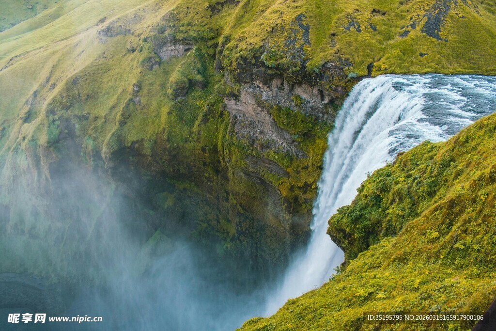 壮丽山间瀑布自然美景