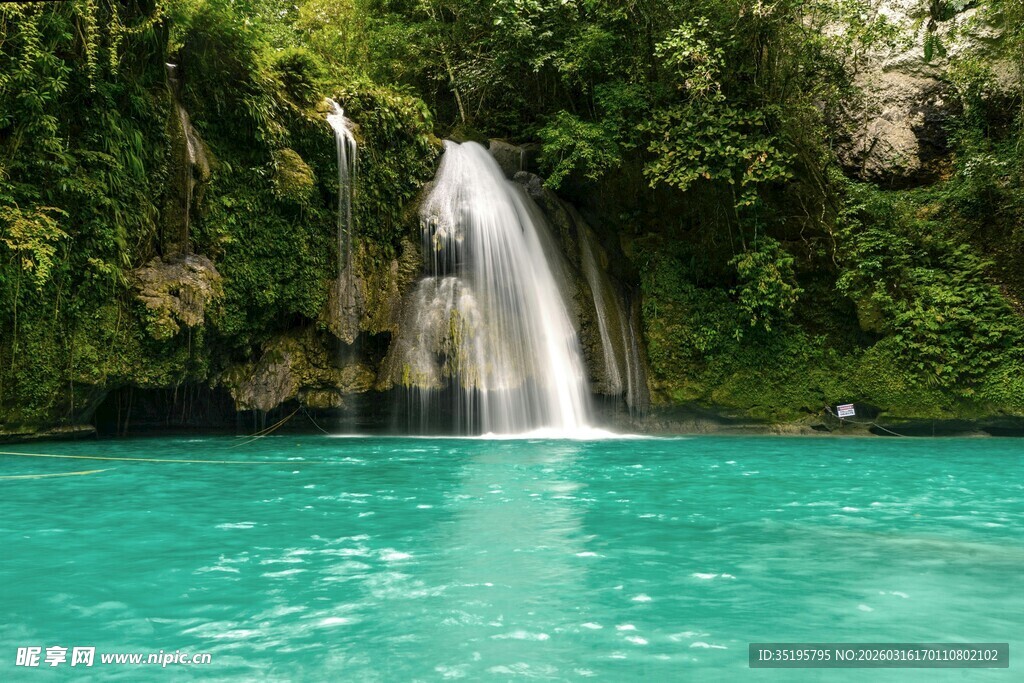 碧绿潭边的壮美瀑布