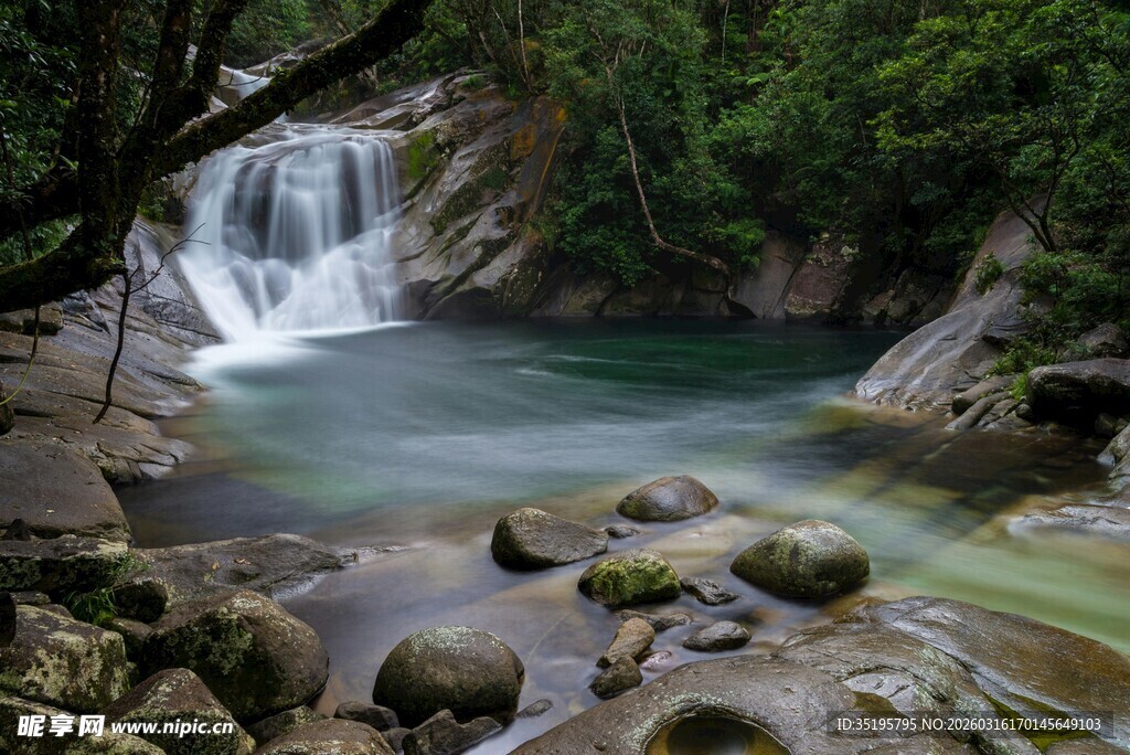山间溪流瀑布自然美景
