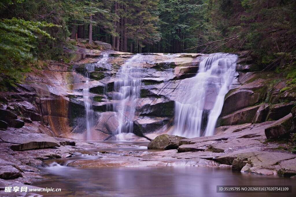 山林间的美丽瀑布景观