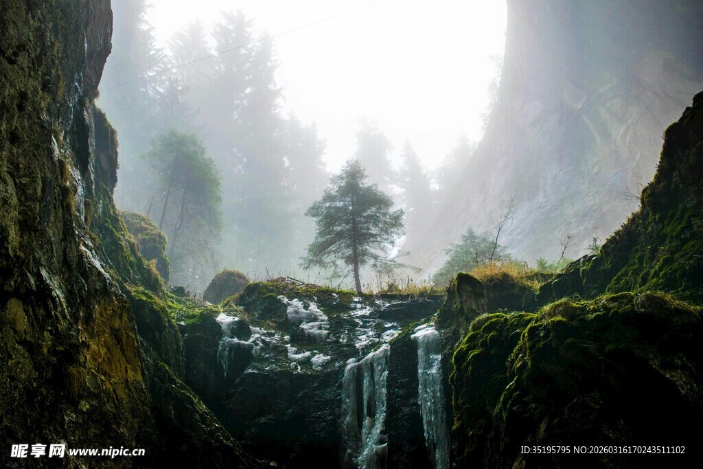 山间迷雾中的静谧瀑布景观