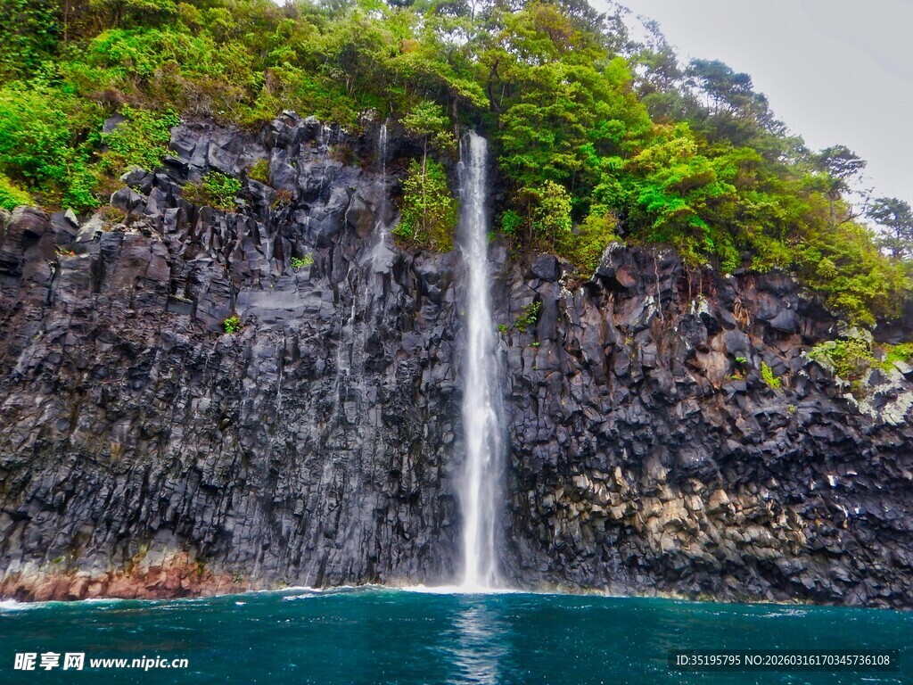 海边壮观的瀑布倾泻而下