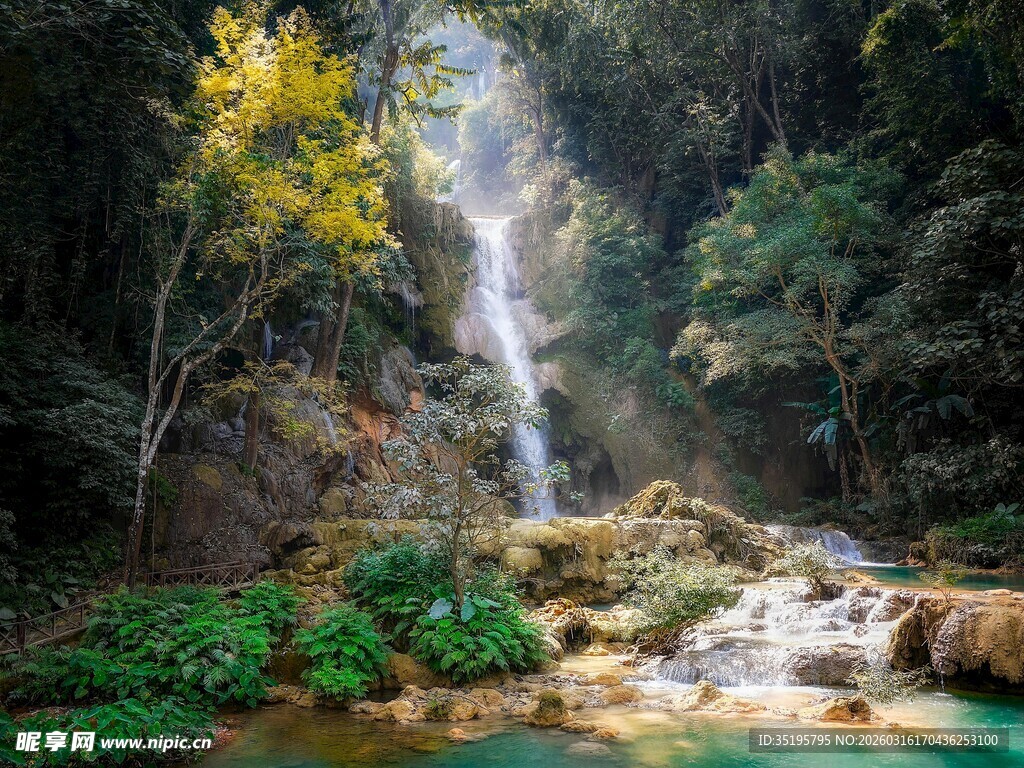 山林间的绝美瀑布景观