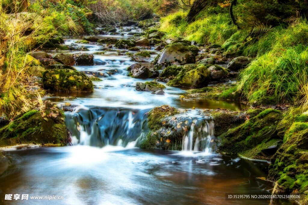 山间溪流瀑布自然美景