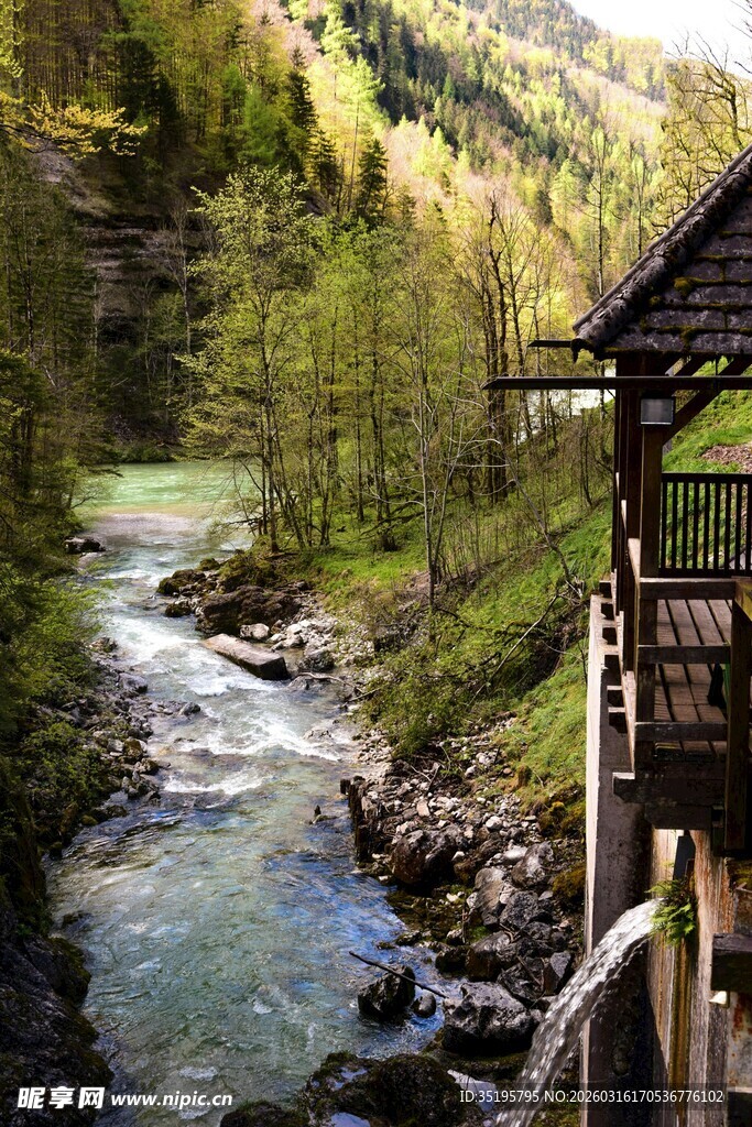 山间溪边木屋的自然景致