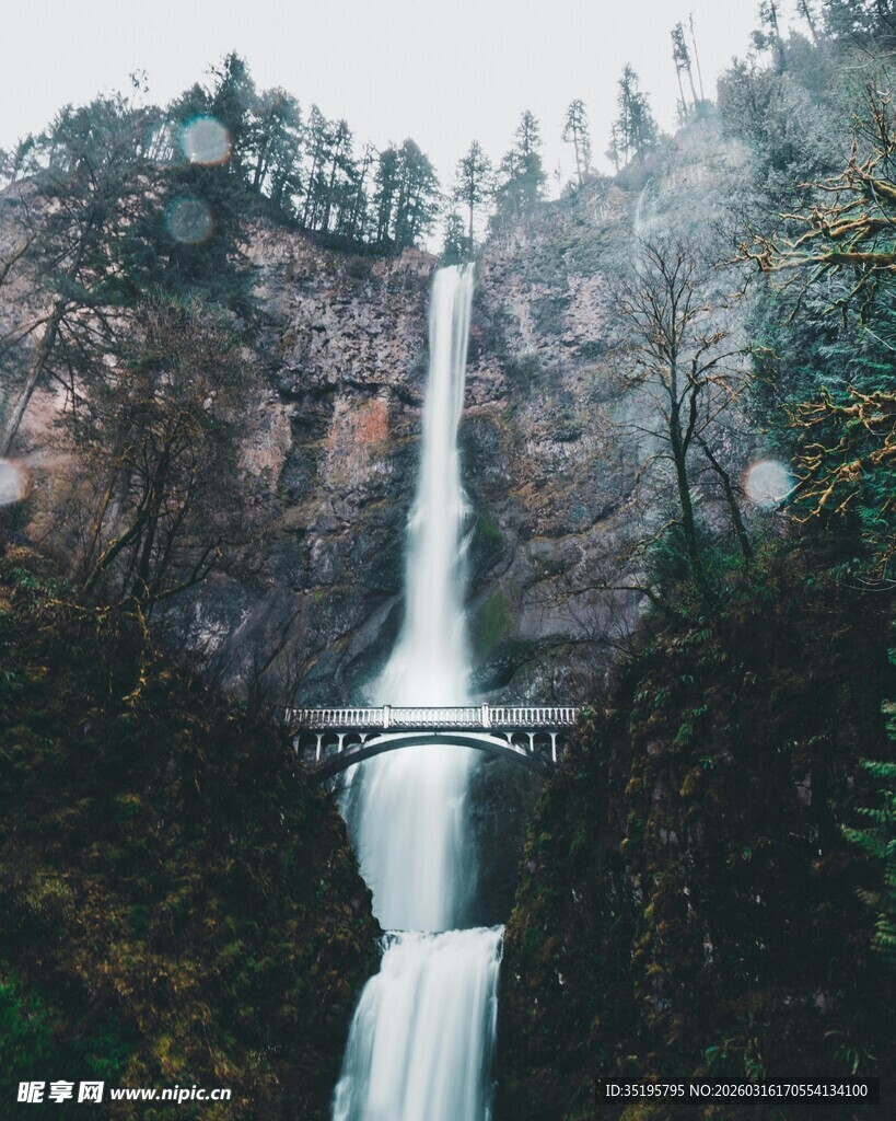 山间瀑布上的独特桥梁