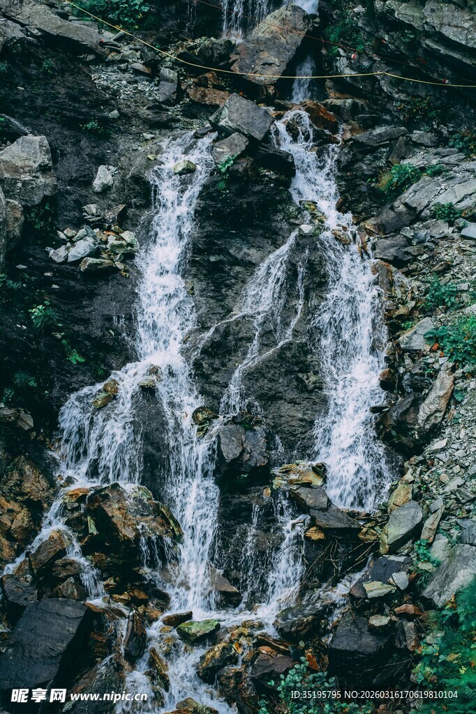 山间瀑布流水景观
