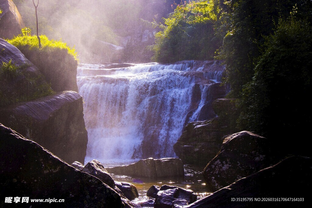 山间瀑布美景