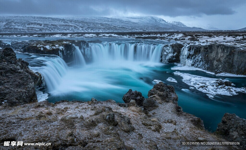 冰岛壮丽瀑布景观