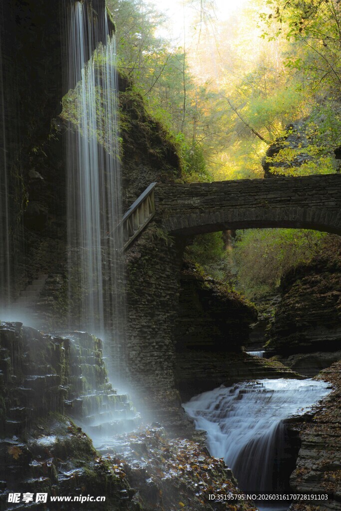 山间飞瀑下的古朴石桥