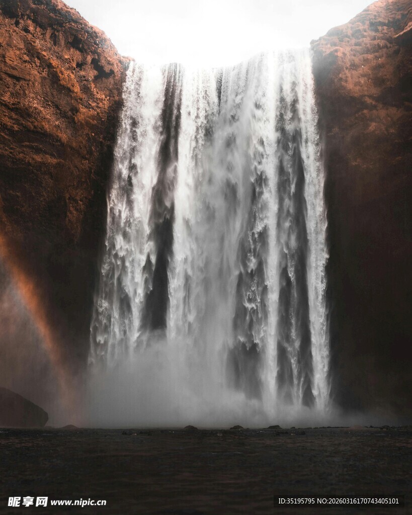 壮观瀑布下的绚丽彩虹