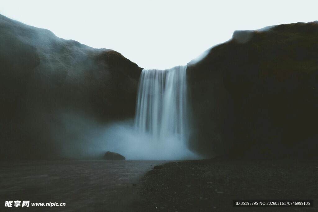 壮观瀑布在朦胧天色下