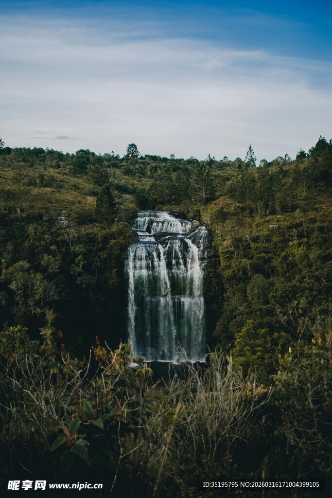 山间瀑布绿意环绕的美景