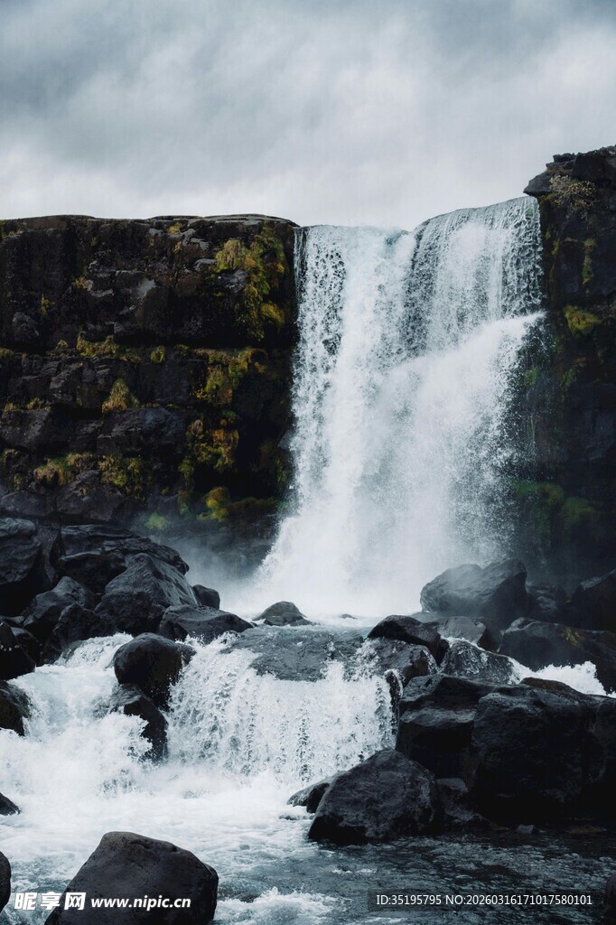 壮观瀑布下的嶙峋岩石