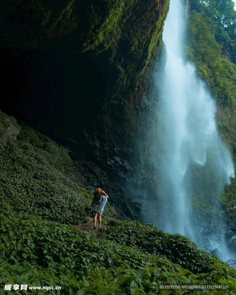 人于瀑布旁的自然美景
