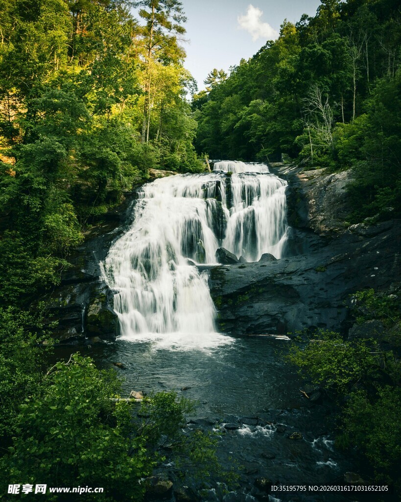 山间瀑布自然灵动之美
