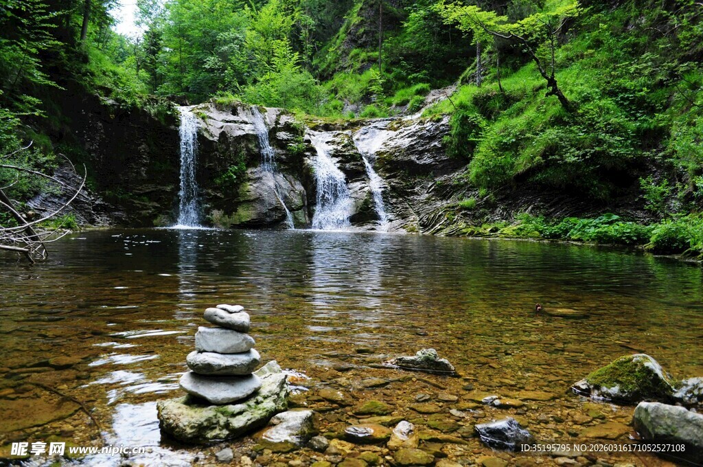 溪边石塔与清幽瀑布景观