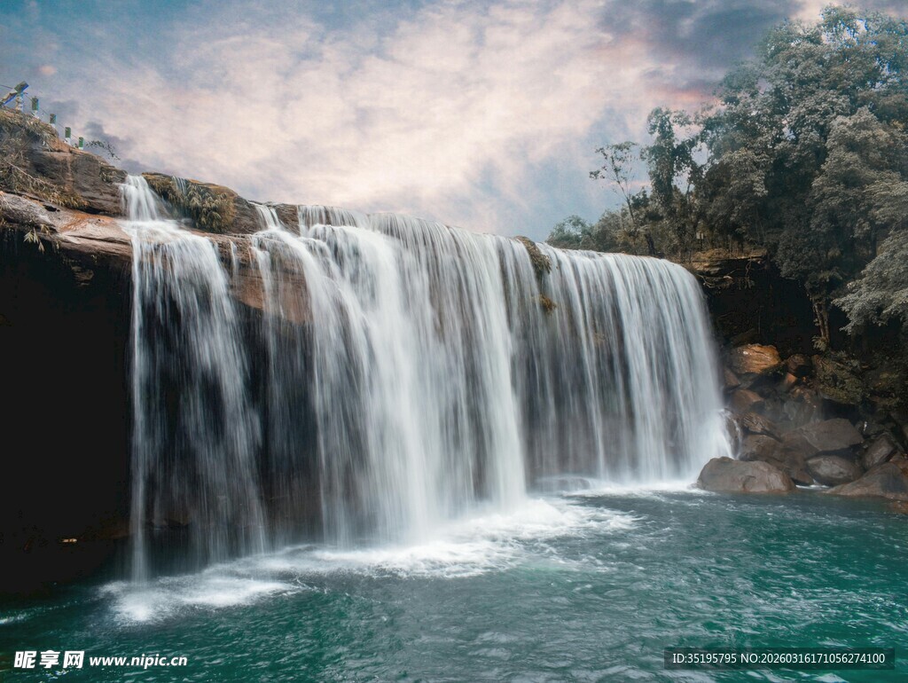 壮观瀑布下的碧绿潭水