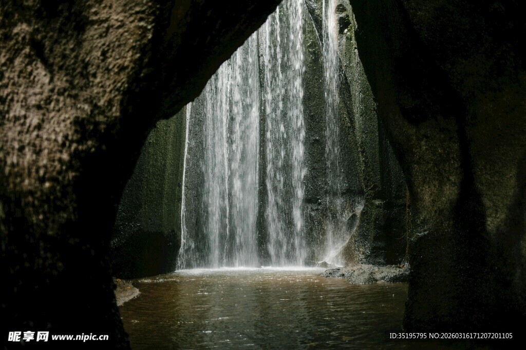 洞穴中的壮美瀑布景观