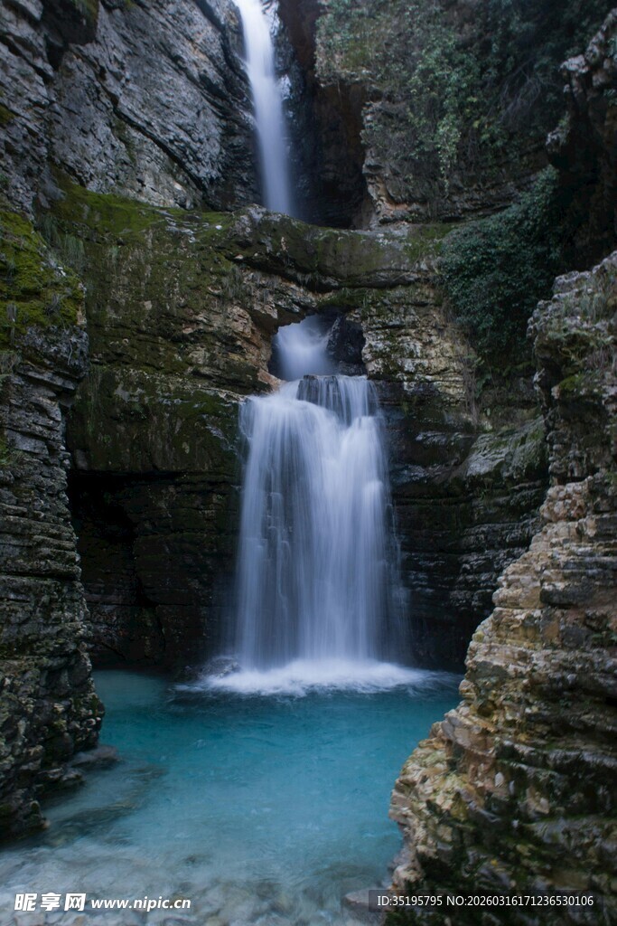 山间蓝潭瀑布美景