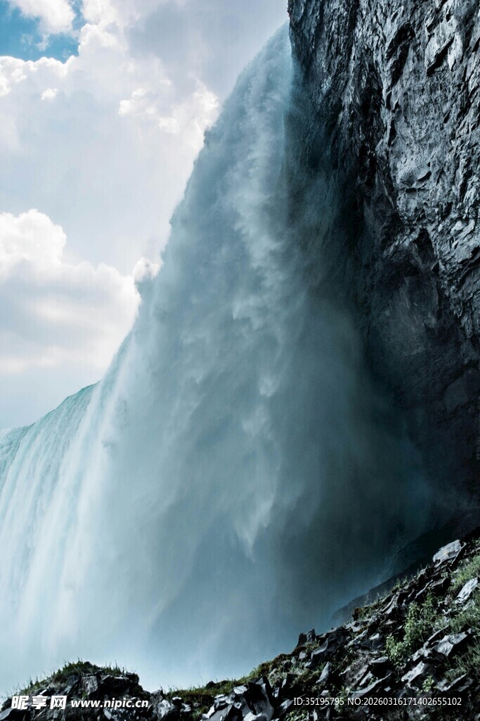 壮观瀑布从悬崖奔腾而下