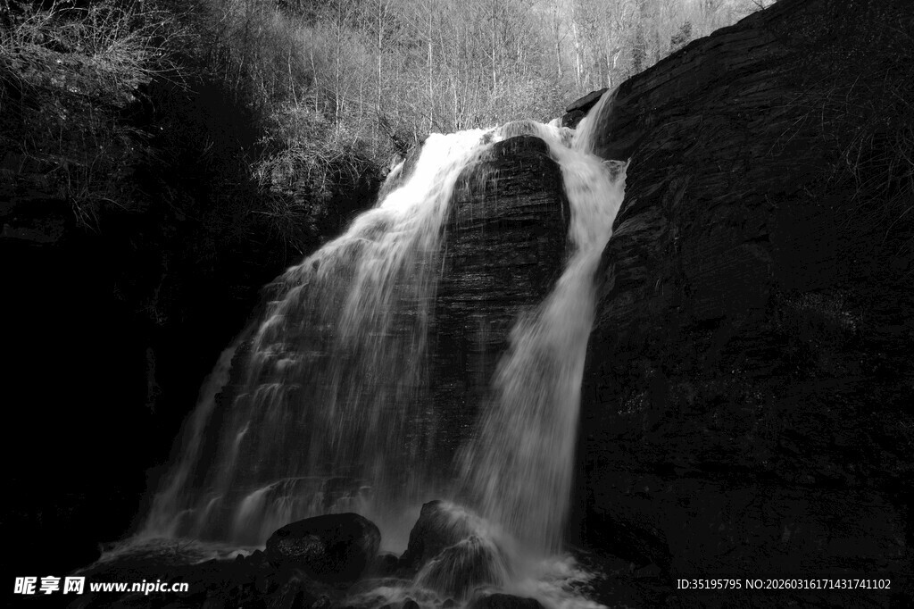 黑白瀑布景观图