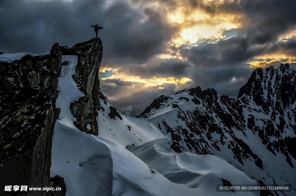 雪山壮丽日出景观
