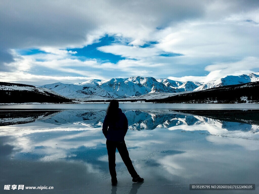 湖畔孤影遥望雪山美景