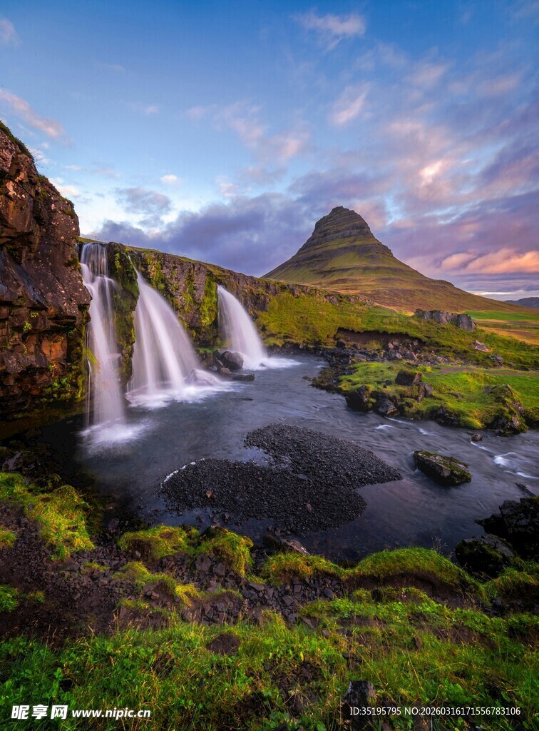 冰岛绝美瀑布与山峦景观
