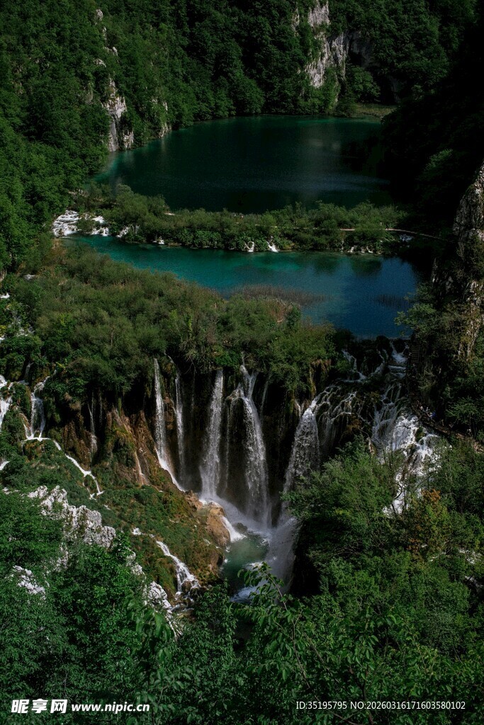 秀丽山水间的瀑布与湖泊