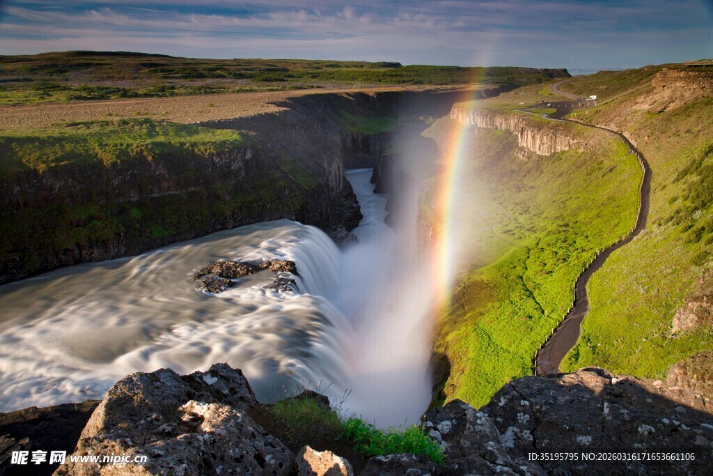 冰岛瀑布上的绚丽彩虹