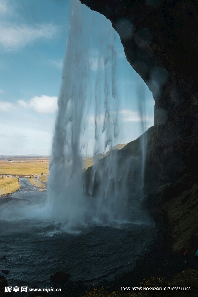 冰岛壮观洞穴瀑布景观