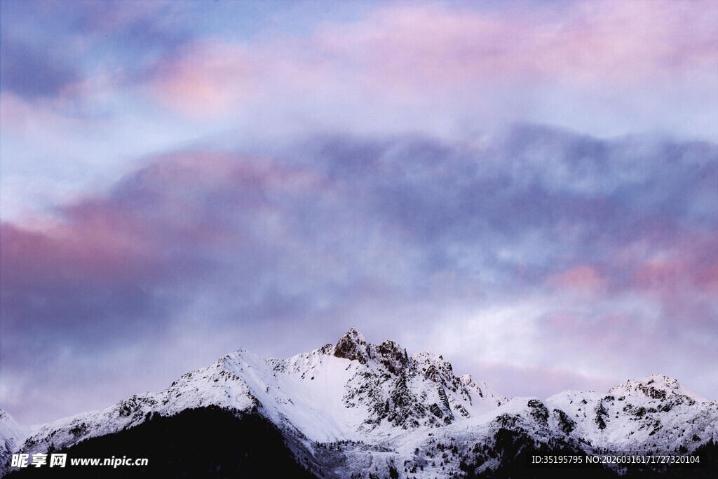 雪山之上的梦幻霞光