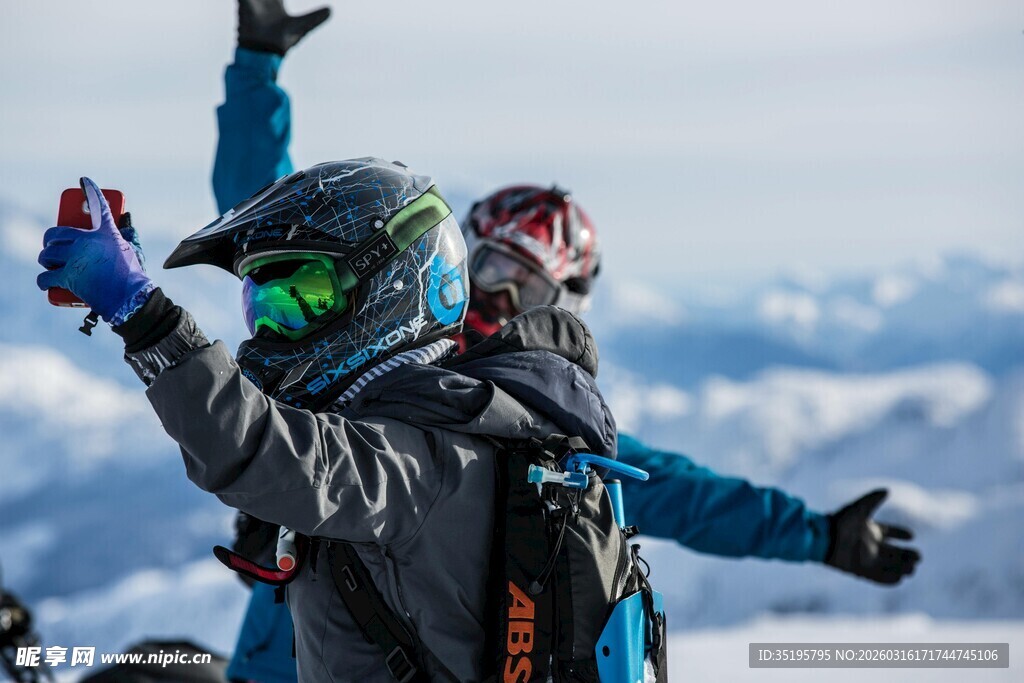 滑雪者山顶欢呼庆祝