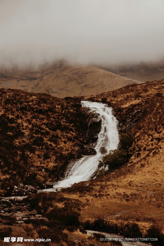 山间蜿蜒的溪流美景