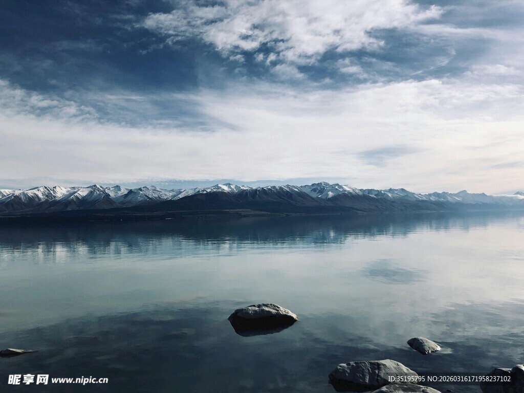 宁静湖面与天空的自然美景