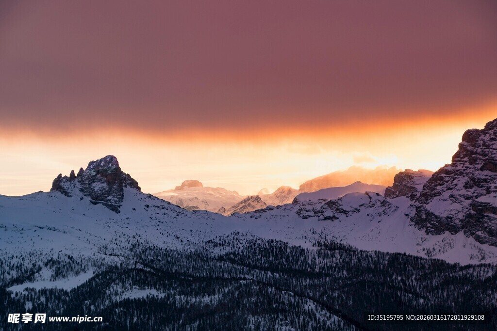 雪山壮丽日出景观