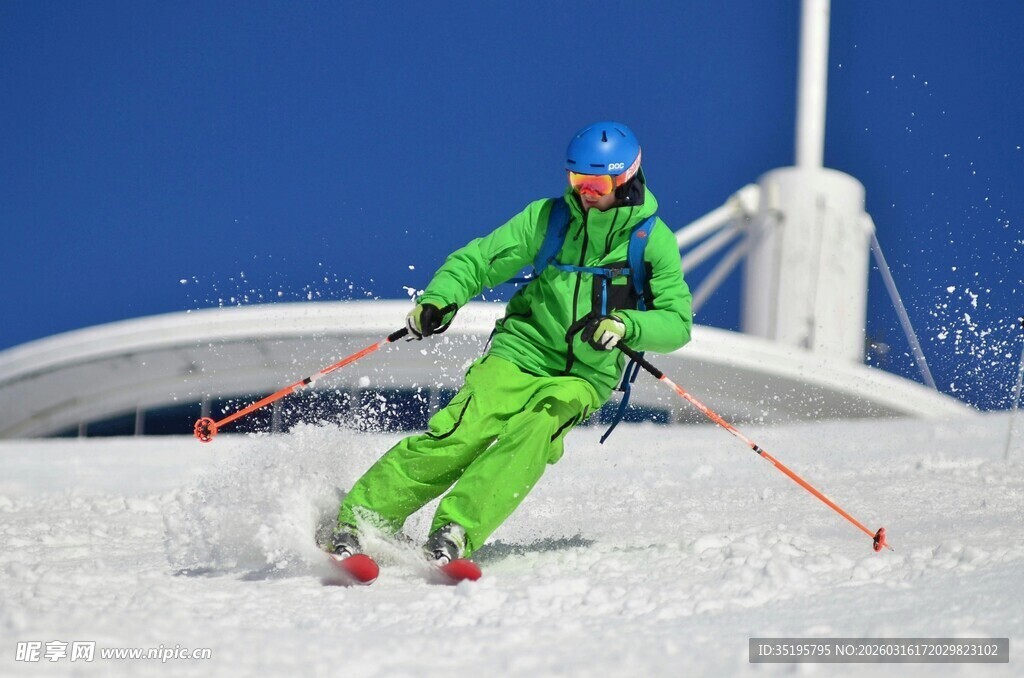 绿衣滑雪者驰骋雪场