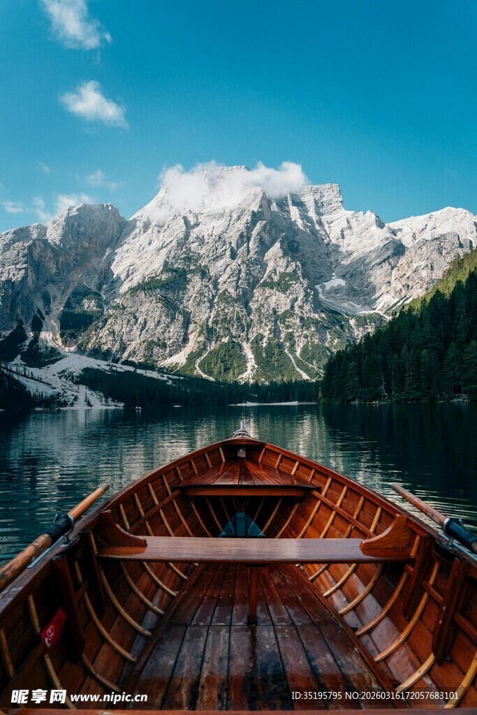 船行湖畔望雪山美景