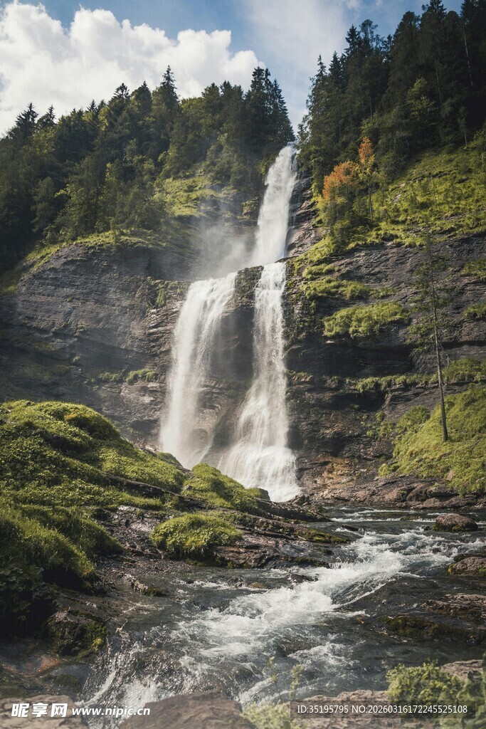 山间飞瀑自然清新之景
