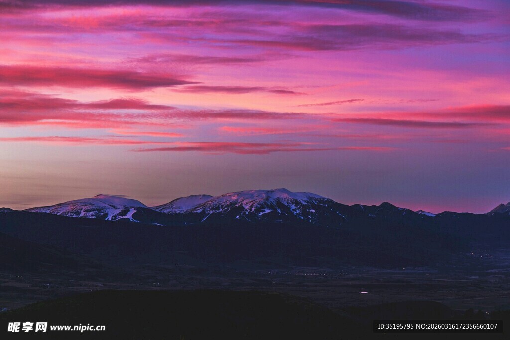 梦幻紫霞下的壮美山脉