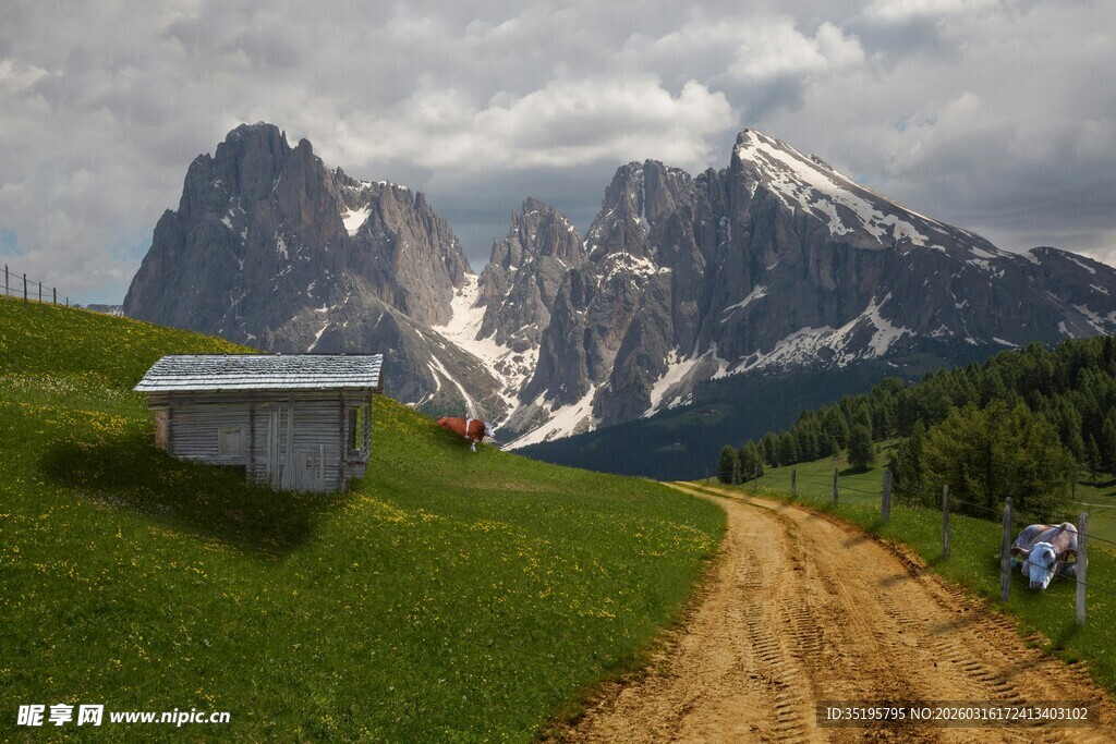 山间小径旁的小屋与壮美雪山